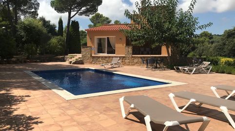 Piscina y jardín privado, garaje, a 600m de la playa, 4 dormitorios, 3 baños
