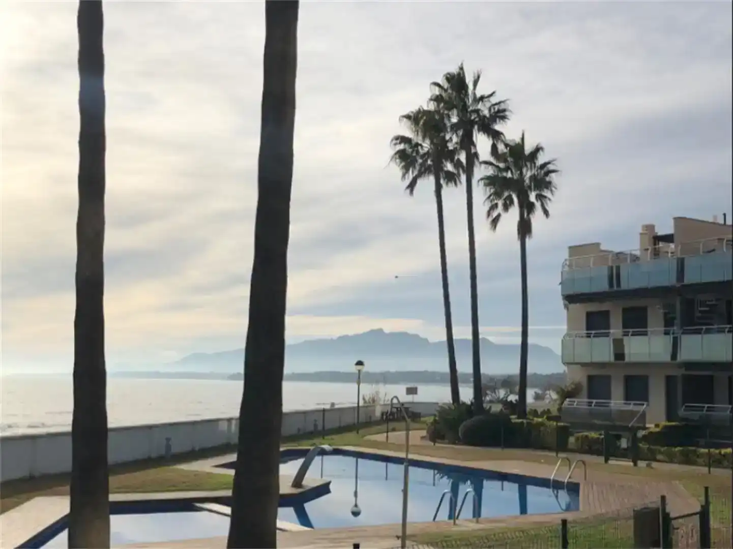 Vista exterior de Pis en venda en Mont-roig del Camp amb Aire condicionat, Piscina i Balcó