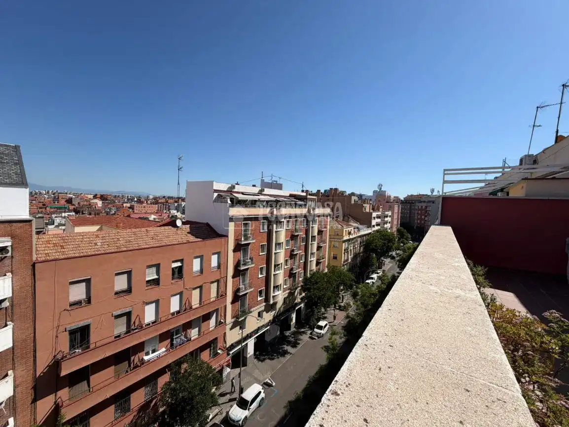 Vista exterior de Piso en venta en Madrid con Calefacción y Terraza