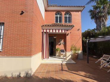 Detached house with balcony for sale in Bollullos de la Mitación