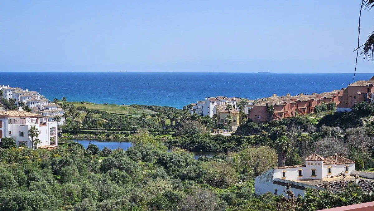 Außenansicht von Wohnungen zum Verkauf in La Alcaidesa mit Klimaanlage, Heizung und Terrasse