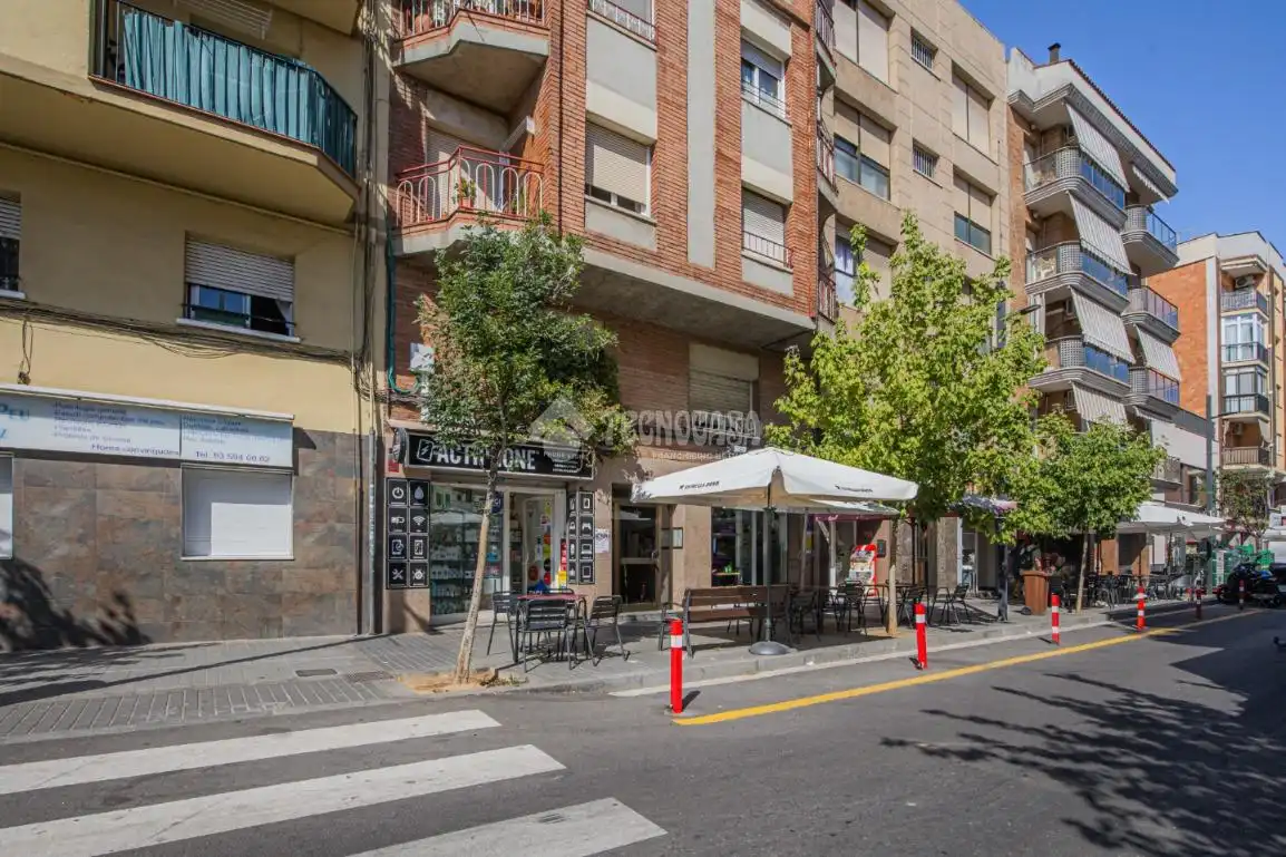 Vista exterior de Local en venda en Ripollet amb Aire condicionat i Terrassa