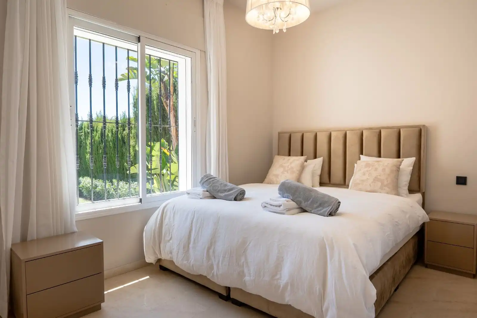 Dormitori de Casa o xalet en venda en Marbella amb Aire condicionat, Jardí privat i Terrassa