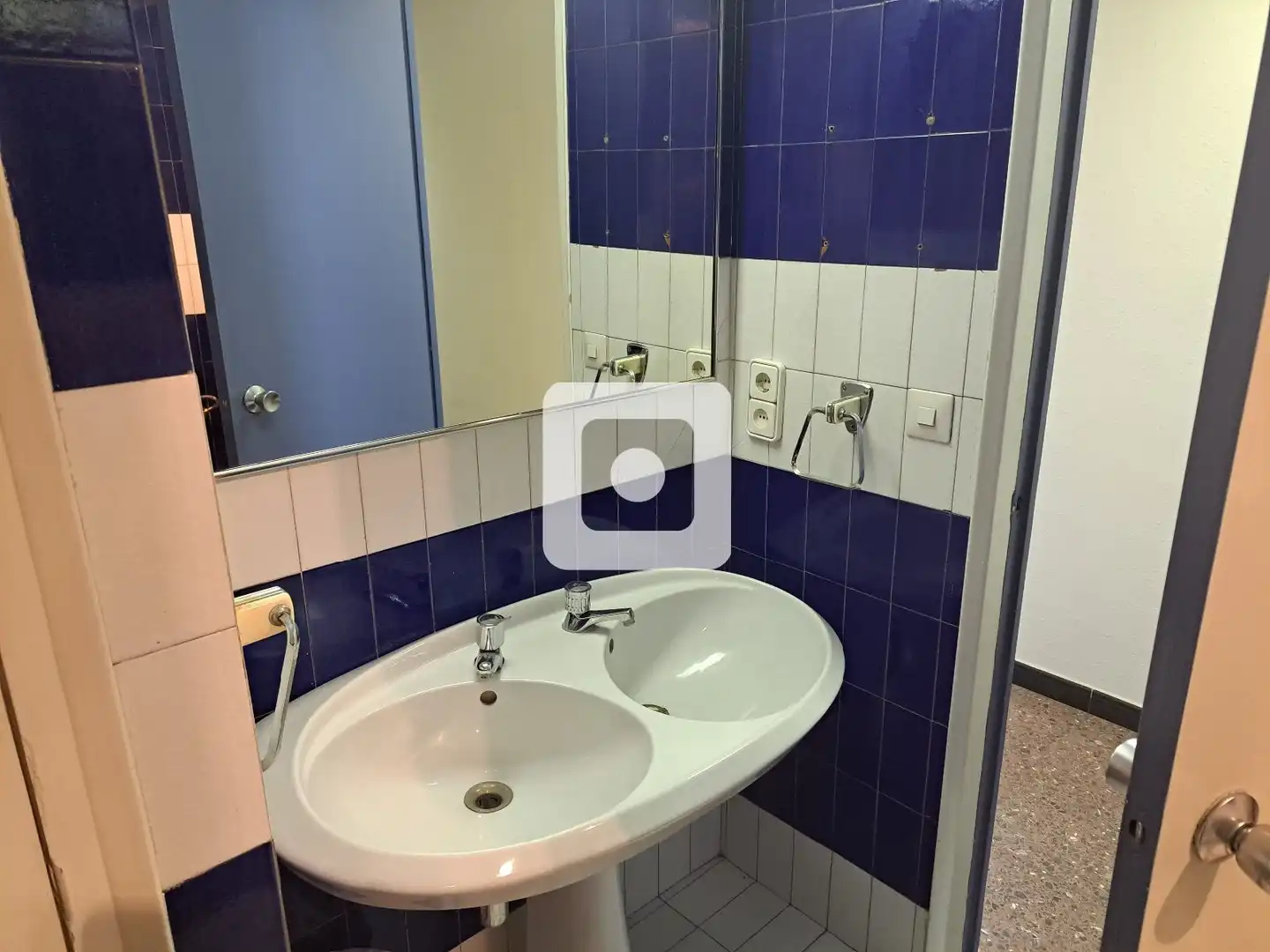 Badezimmer von Büro zum Verkauf in Terrassa mit Klimaanlage und Heizung