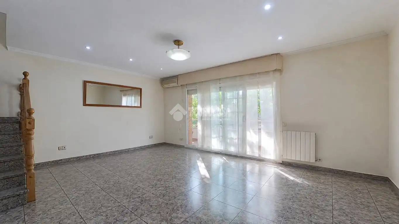 Sala d'estar de Casa adosada en venda en Barberà del Vallès amb Aire condicionat, Calefacció i Terrassa