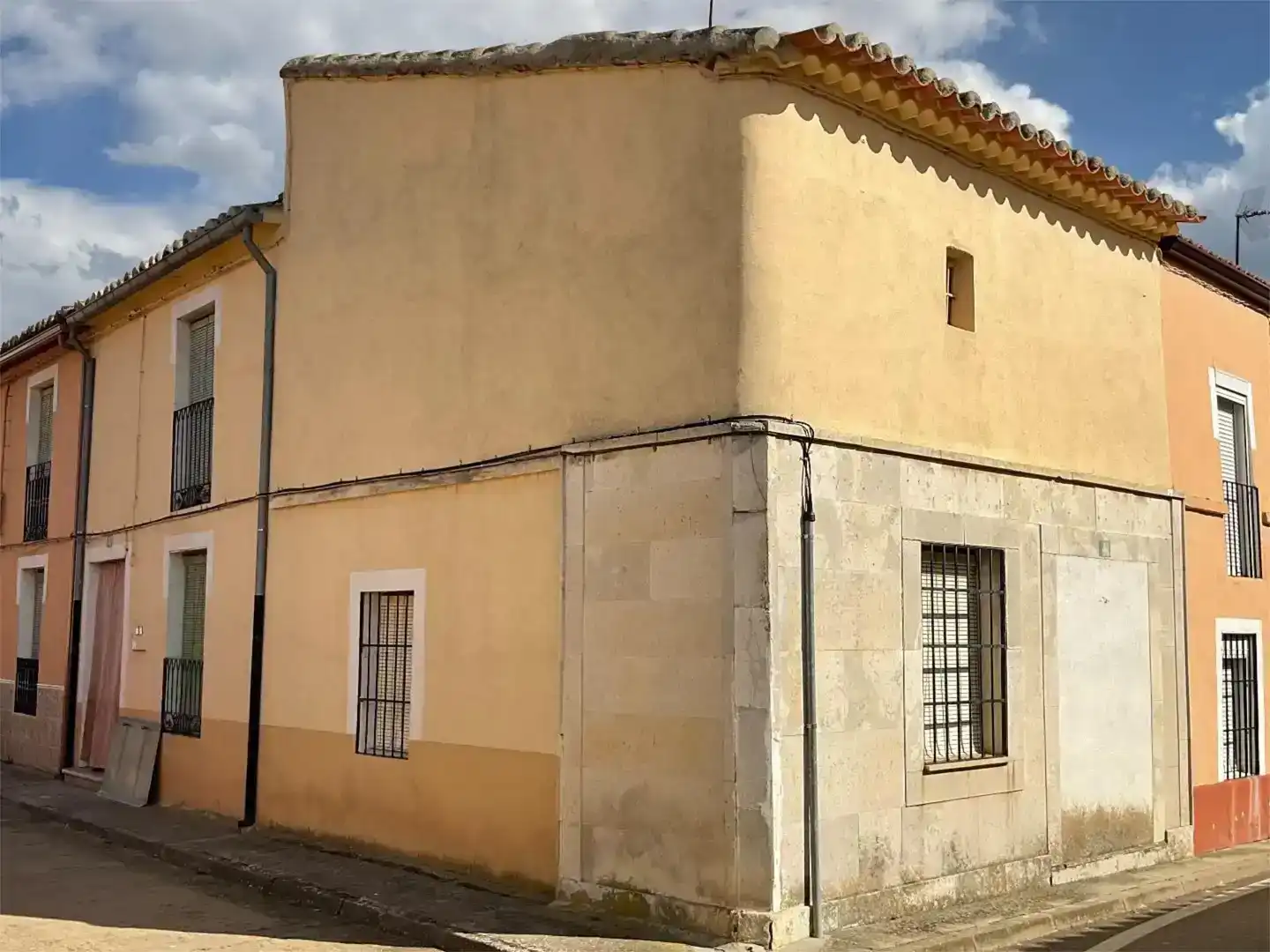 Vista exterior de Casa adosada en venda en Casasola de Arión amb Traster