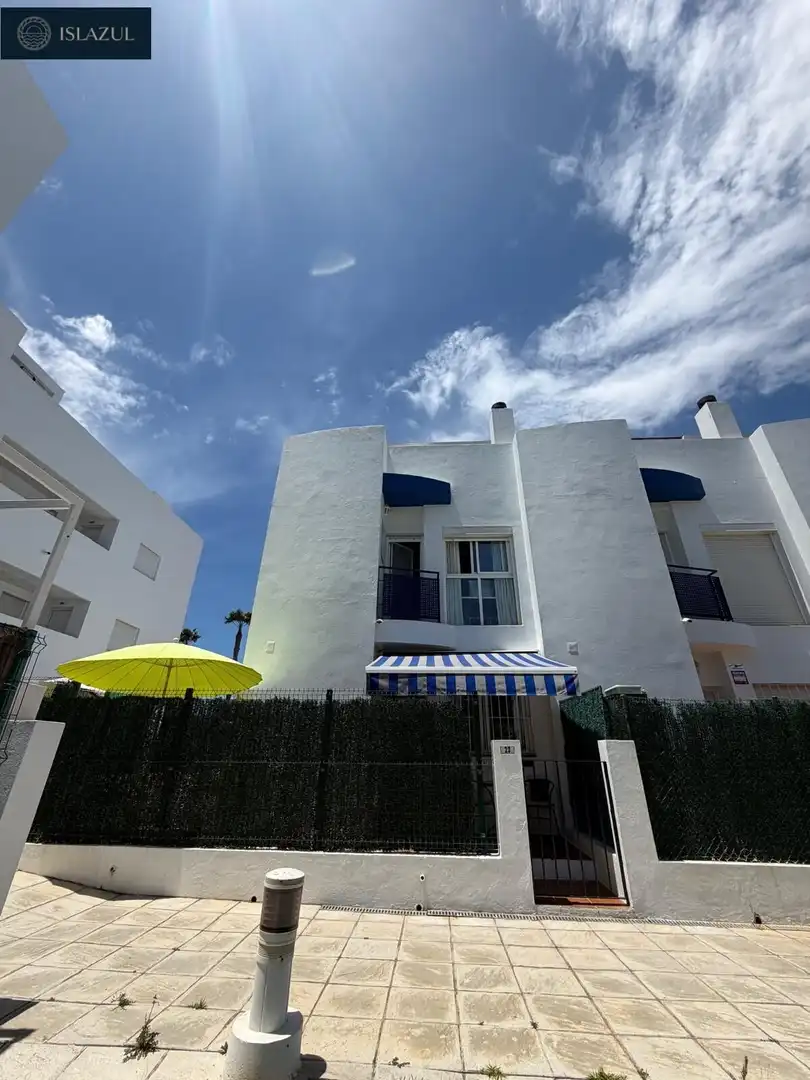 Außenansicht von Maisonette zum Verkauf in Islantilla mit Klimaanlage, Heizung und Privatgarten