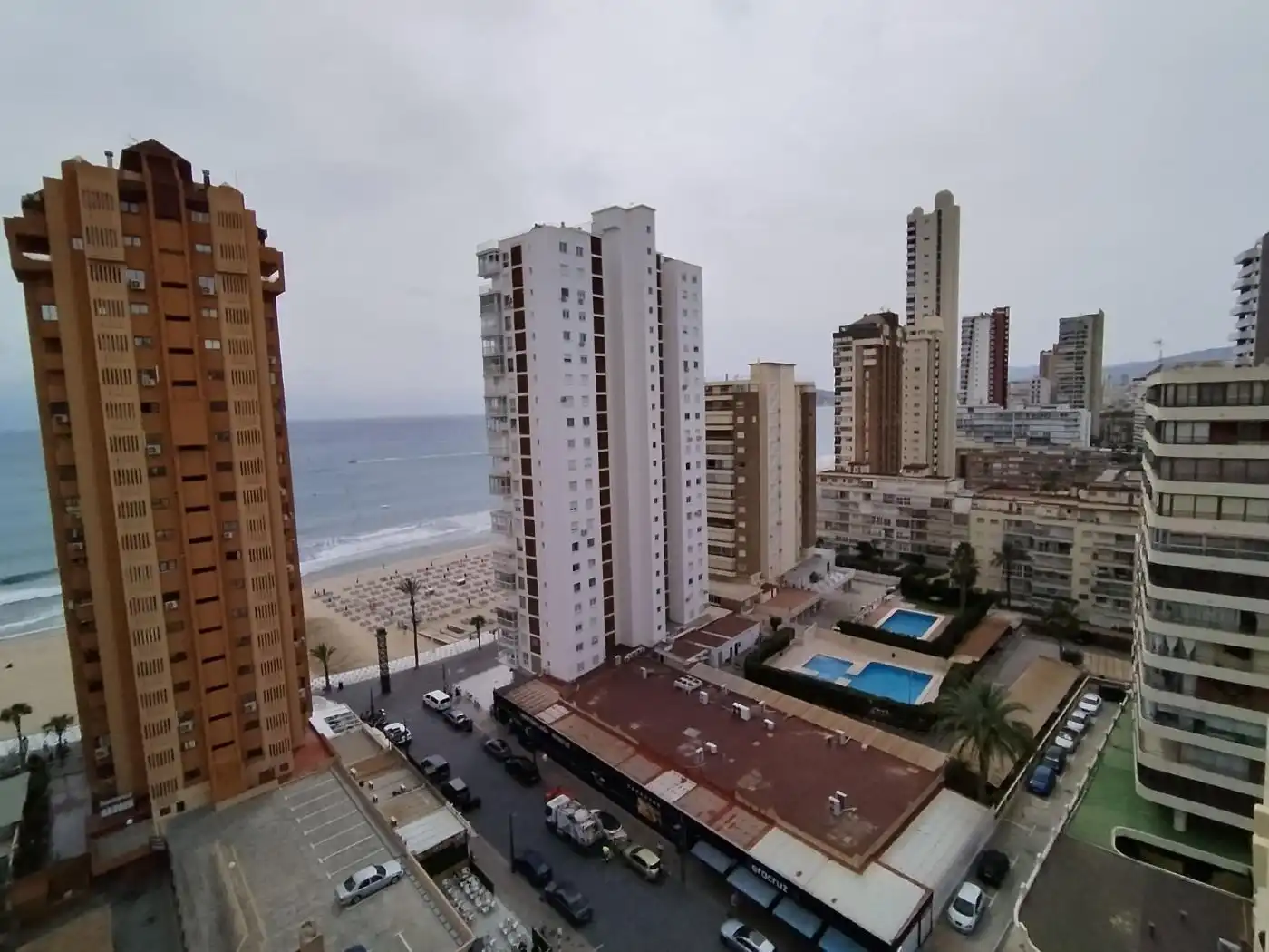 Vista exterior de Àtic en venda en Benidorm amb Aire condicionat, Calefacció i Jardí privat