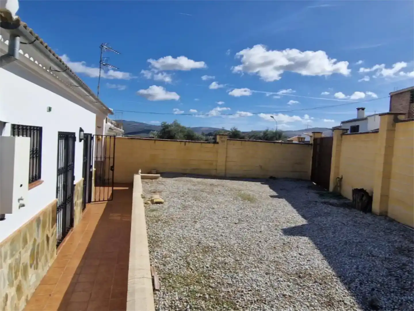 Vista exterior de Pis en venda en Villanueva de Algaidas amb Jardí privat, Piscina i Moblat