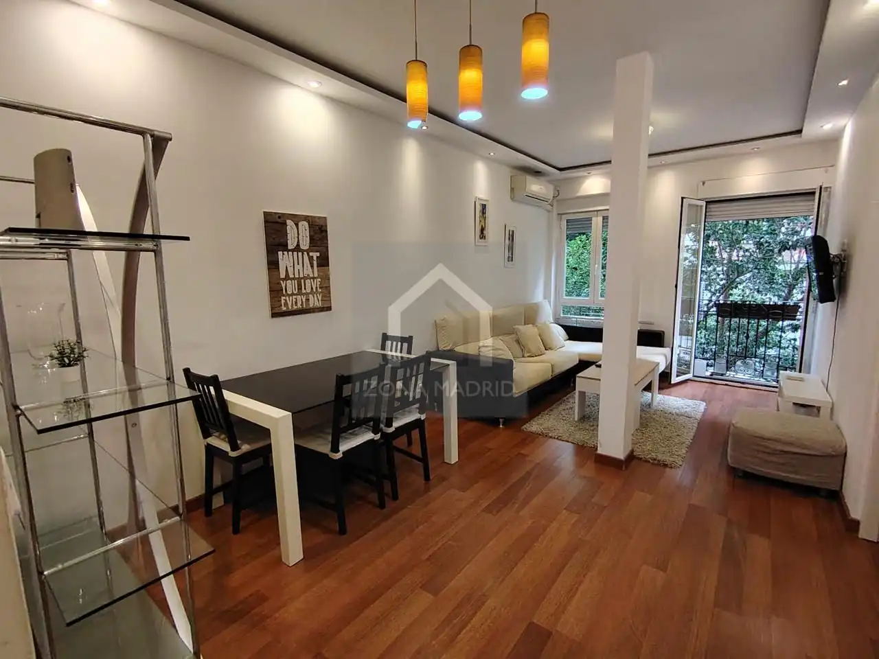 Sala de estar de Piso en venta en  Madrid Capital con Aire acondicionado y Balcón