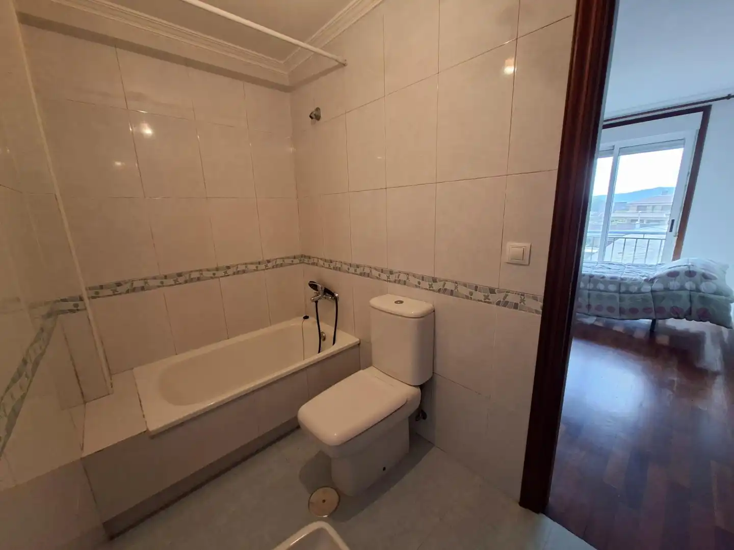 Badezimmer von Wohnungen zum Verkauf in Vilagarcía de Arousa mit Parkett