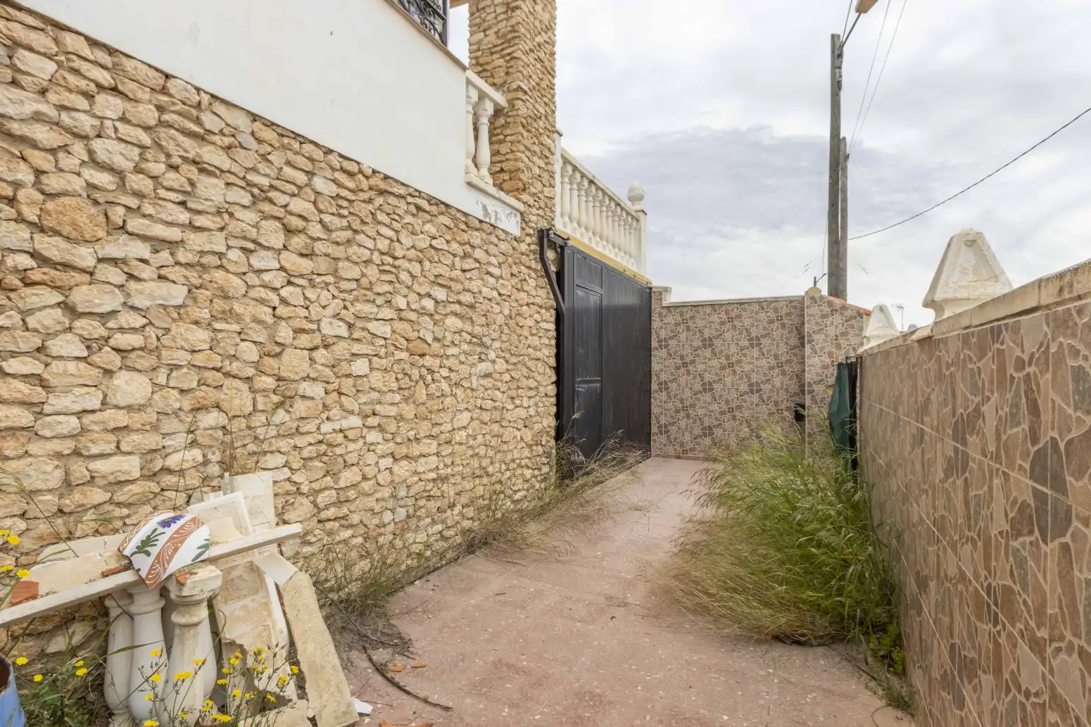 Vista exterior de Casa o chalet en venta en Calles con Jardín privado, Terraza y Piscina