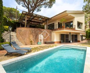 Vista exterior de Casa o xalet en venda en Cabrils amb Aire condicionat, Calefacció i Jardí privat