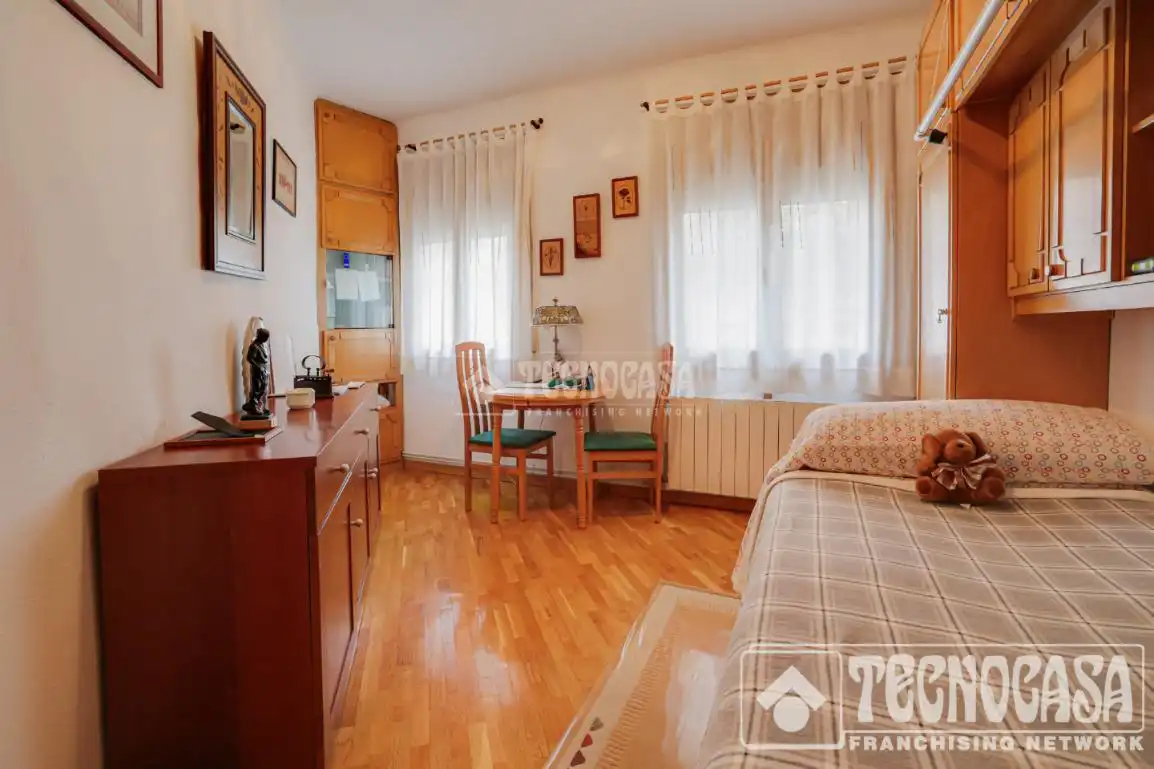 Habitación de Casa adosada en venta en Santa Coloma de Gramenet con Aire acondicionado, Calefacción y Parquet