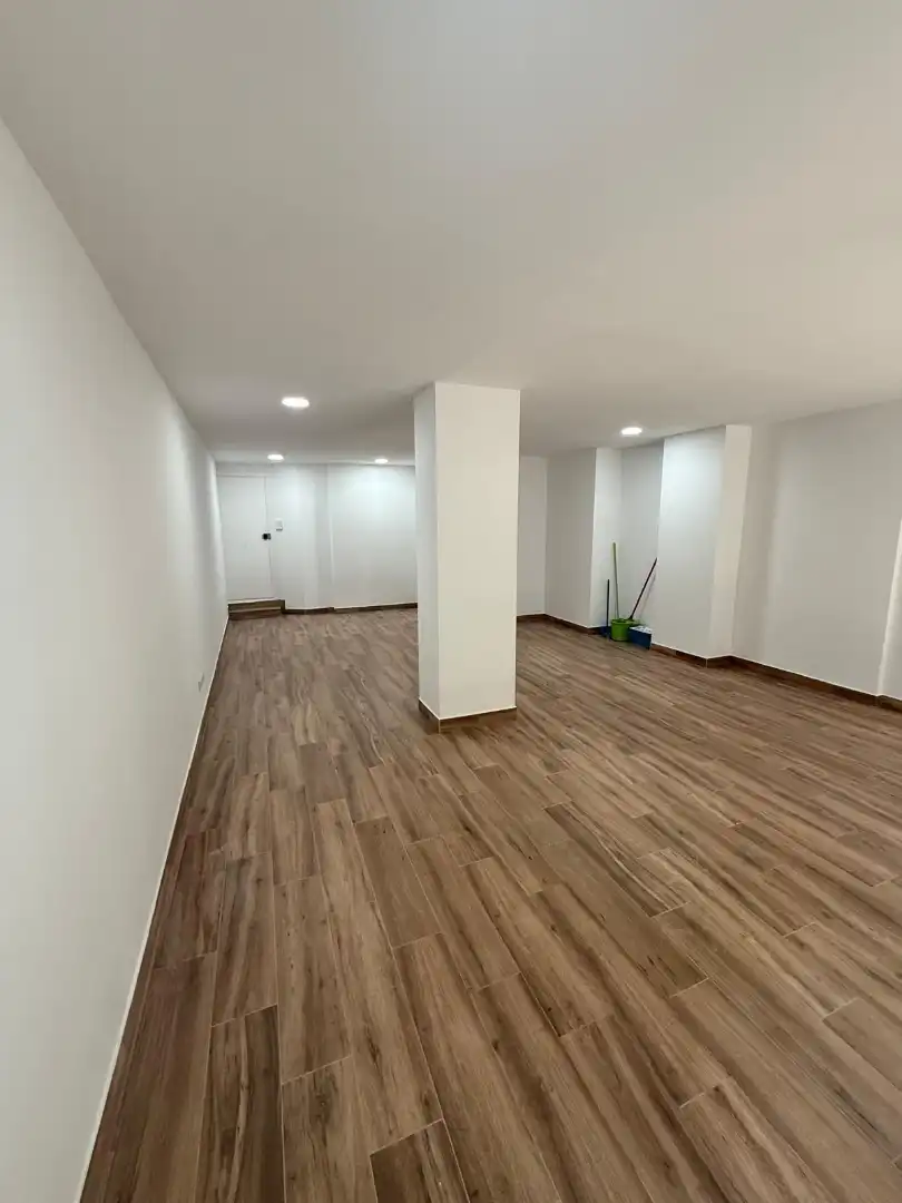 Local en venta en Cornellà de Llobregat con Parquet y Alarma