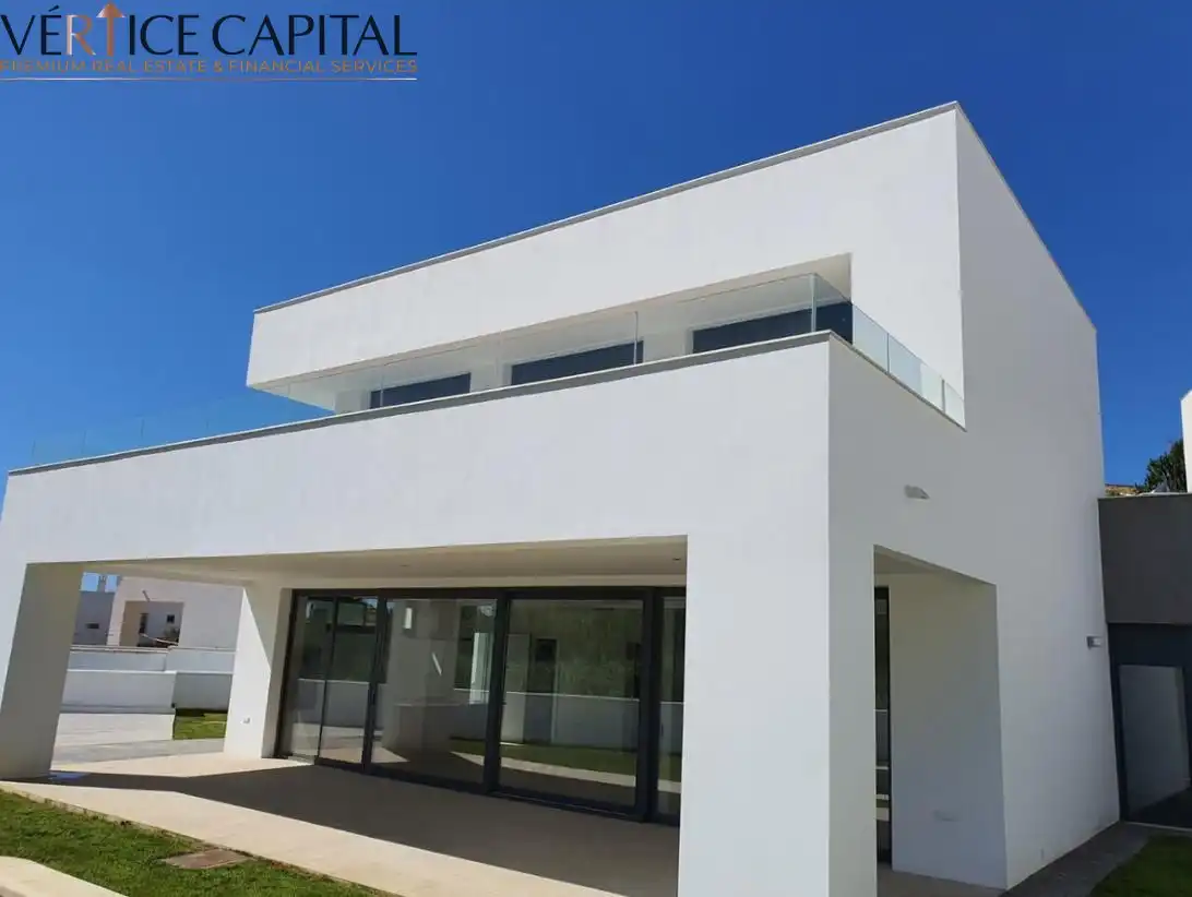Vista exterior de Casa o xalet en venda en Manilva amb Aire condicionat, Jardí privat i Terrassa