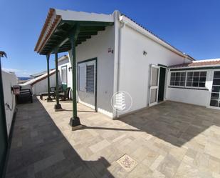 Vista exterior de Casa o xalet de lloguer en Arico amb Traster i Moblat