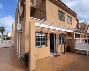 Vista exterior de Casa adosada en venda en Torrevieja amb Aire condicionat, Terrassa i Piscina comunitària