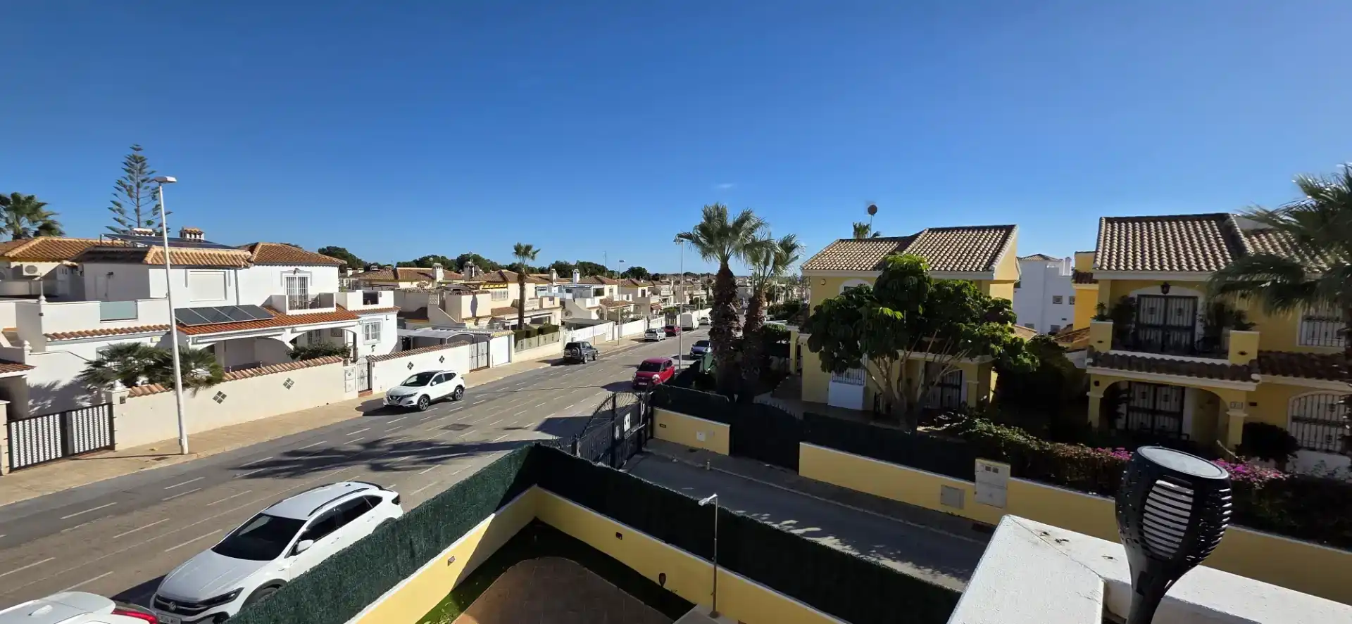 Vista exterior de Casa o xalet en venda en Orihuela amb Aire condicionat, Piscina i Balcó