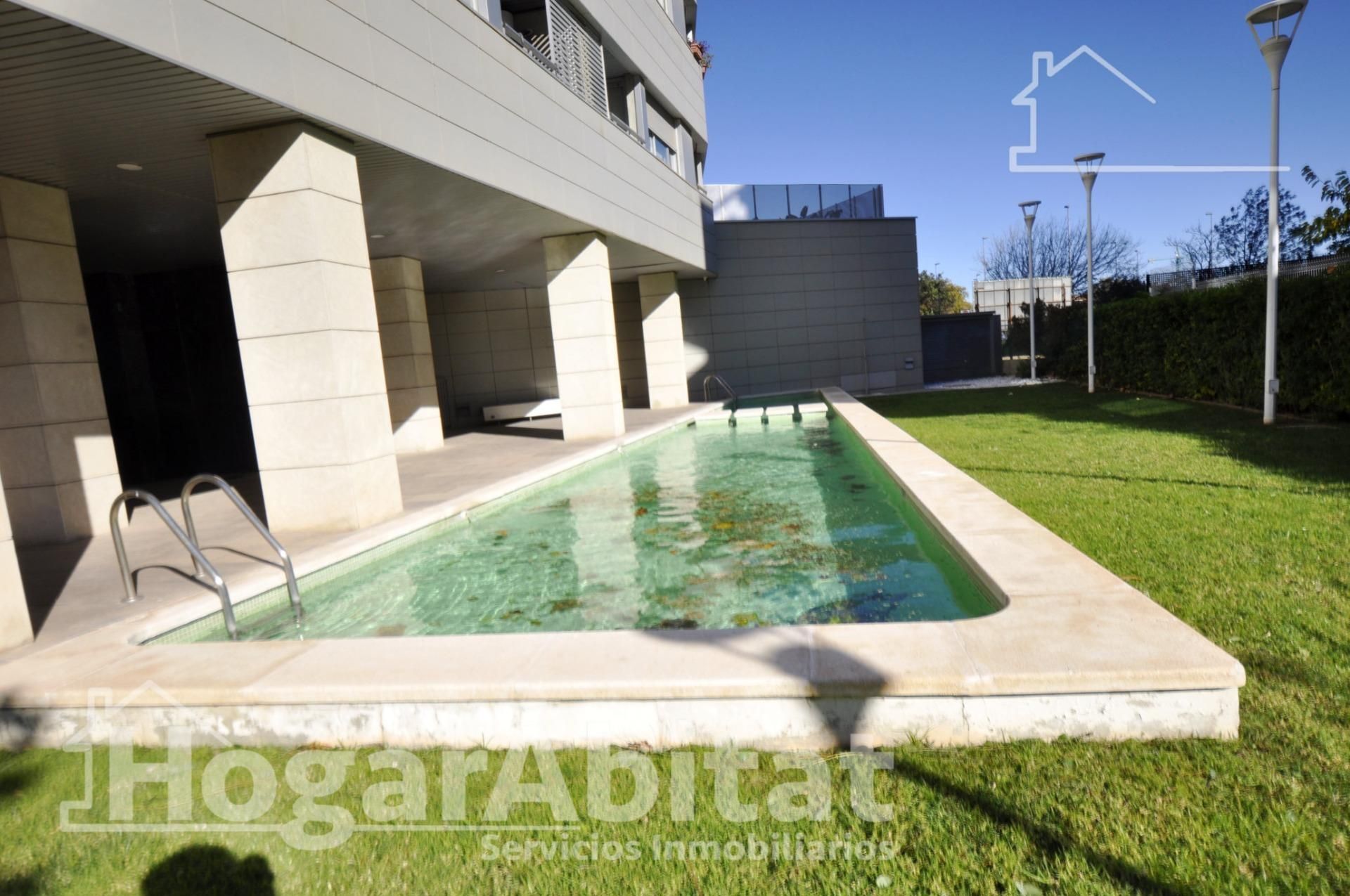 Swimming pool of Flat for sale in  Valencia Capital  with Air Conditioner, Balcony and Community pool