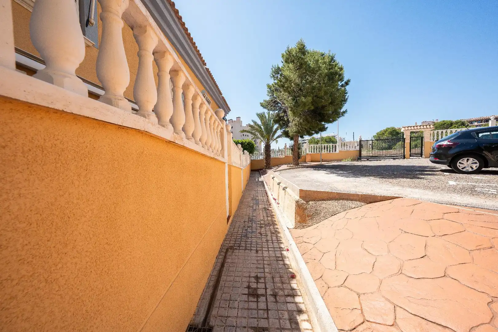 Vista exterior de Casa o xalet en venda en Elche / Elx amb Piscina comunitària