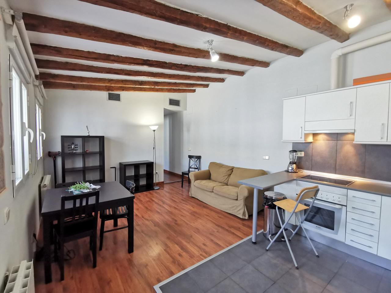 Sala d'estar de Àtic de lloguer en  Madrid Capital amb Aire condicionat, Calefacció i Moblat