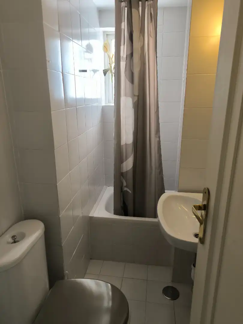 Baño de Piso de alquiler en Madrid con Aire acondicionado, Calefacción y Parquet