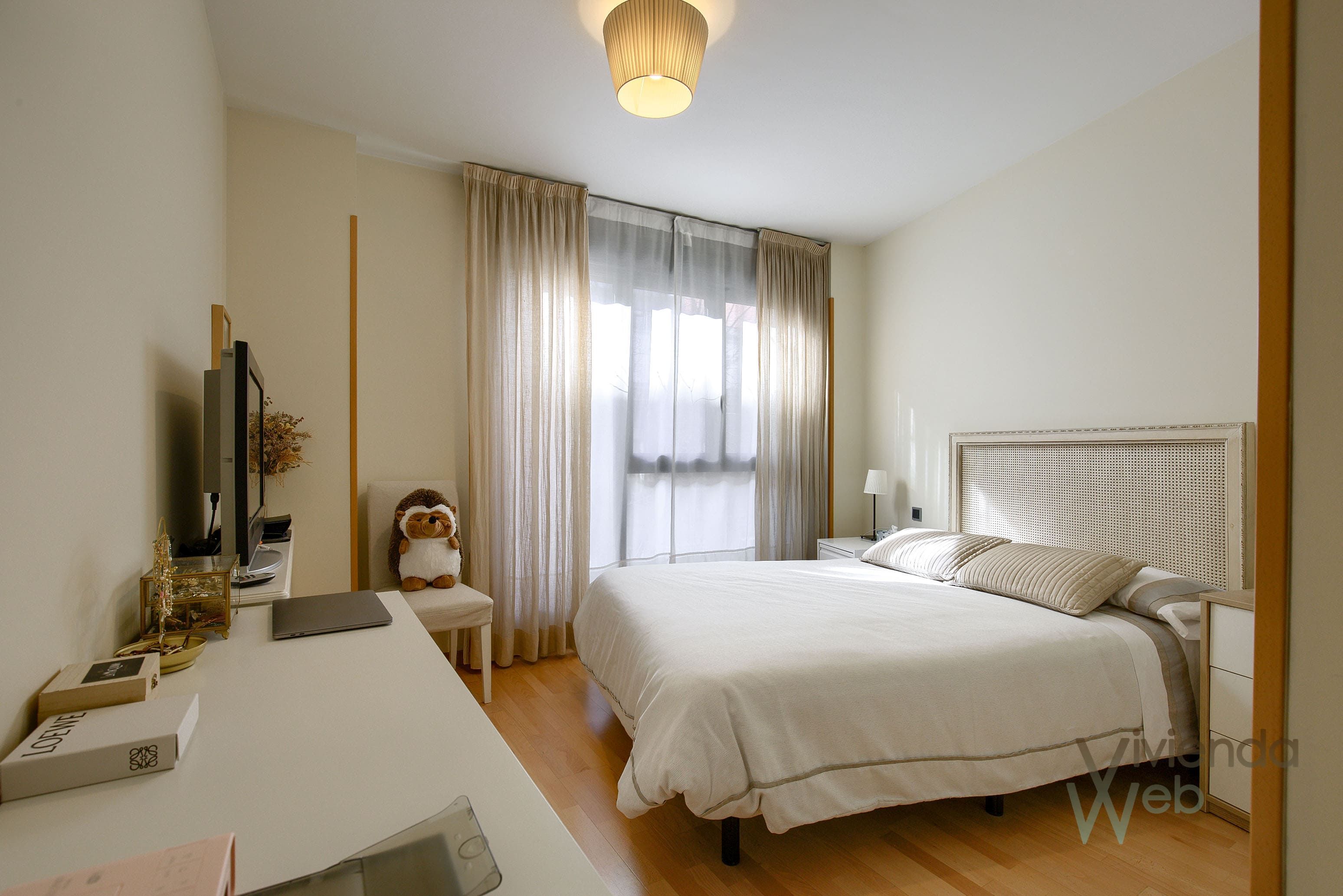 Dormitori de Pis de lloguer en  Madrid Capital amb Aire condicionat, Calefacció i Jardí privat