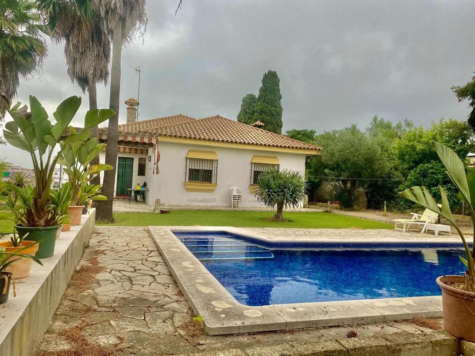 Vista exterior de Casa o xalet en venda en Sanlúcar de Barrameda amb Jardí privat, Terrassa i Piscina comunitària