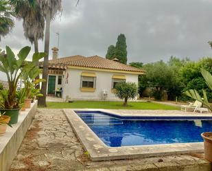 Vista exterior de Casa o xalet en venda en Sanlúcar de Barrameda amb Jardí privat, Terrassa i Piscina comunitària