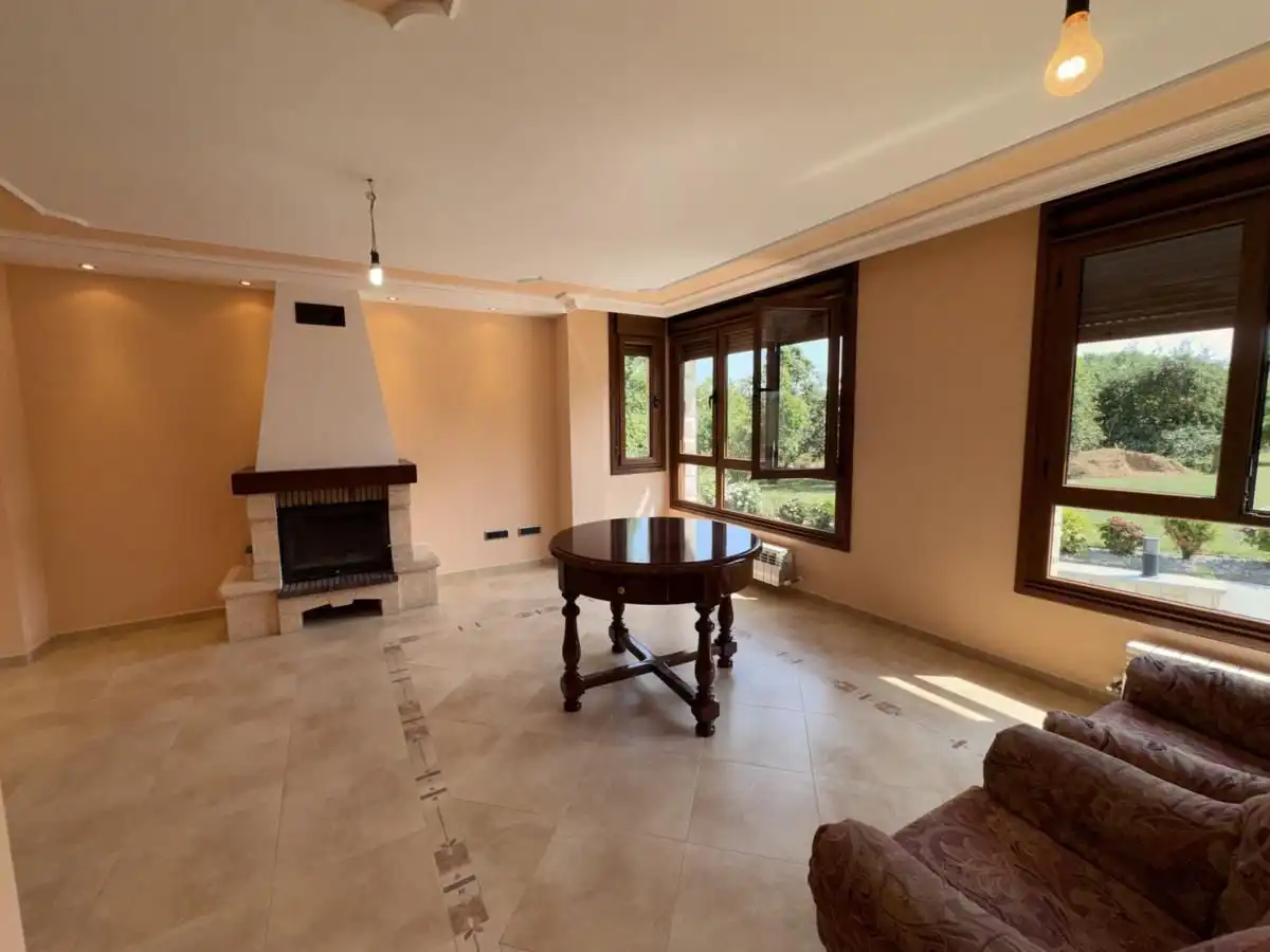 Sala d'estar de Casa o xalet en venda en Siero amb Calefacció, Jardí privat i Terrassa
