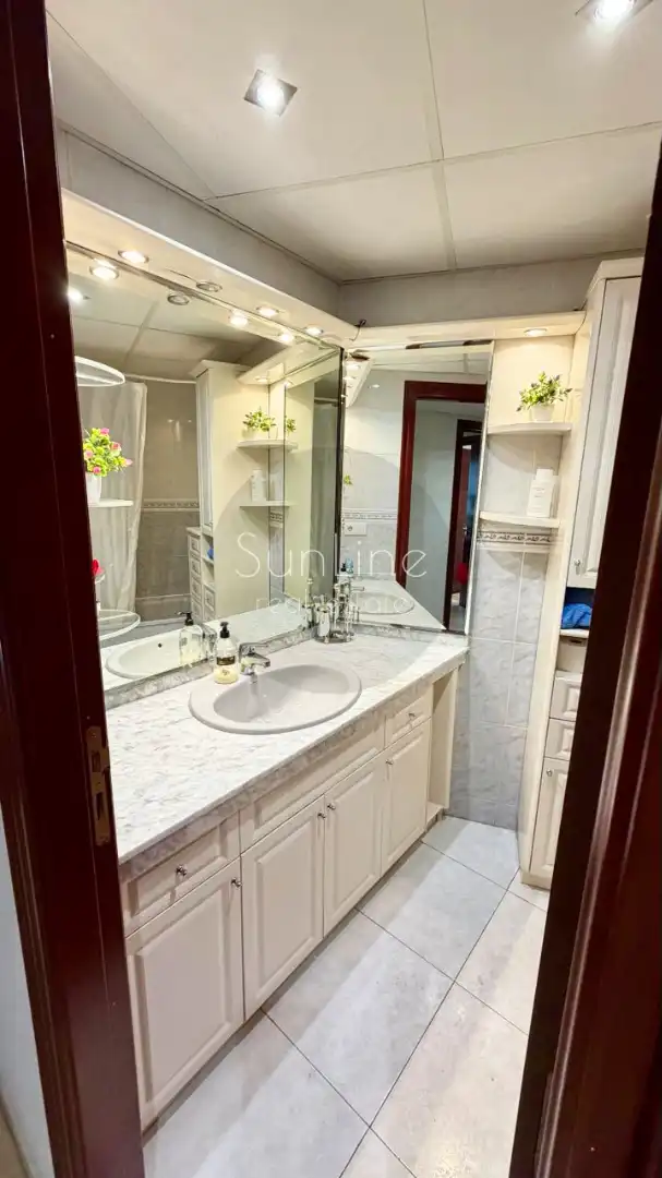 Bathroom of Flat for sale in Valencia  with Air Conditioner, Terrace and Storage room
