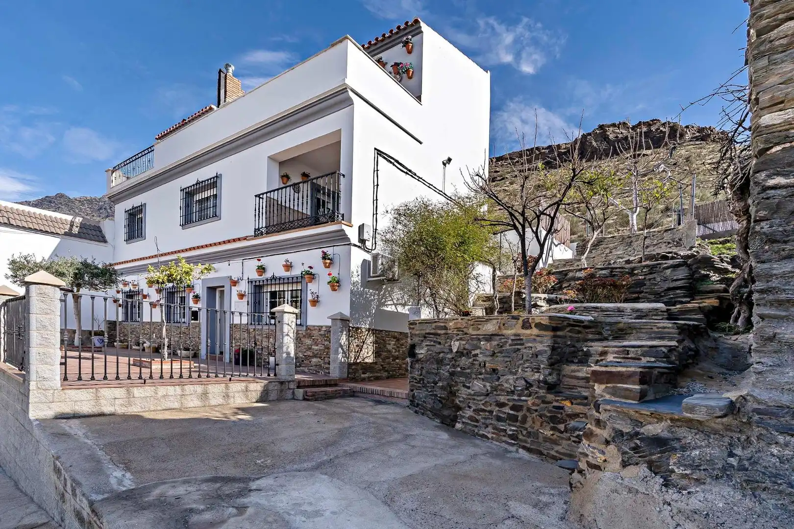 Vista exterior de Àtic en venda en Velefique amb Aire condicionat, Calefacció i Jardí privat