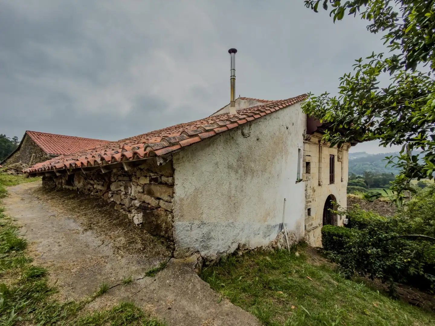 Vista exterior de Casa o xalet en venda en Alfoz de Lloredo amb Jardí privat, Terrassa i Balcó
