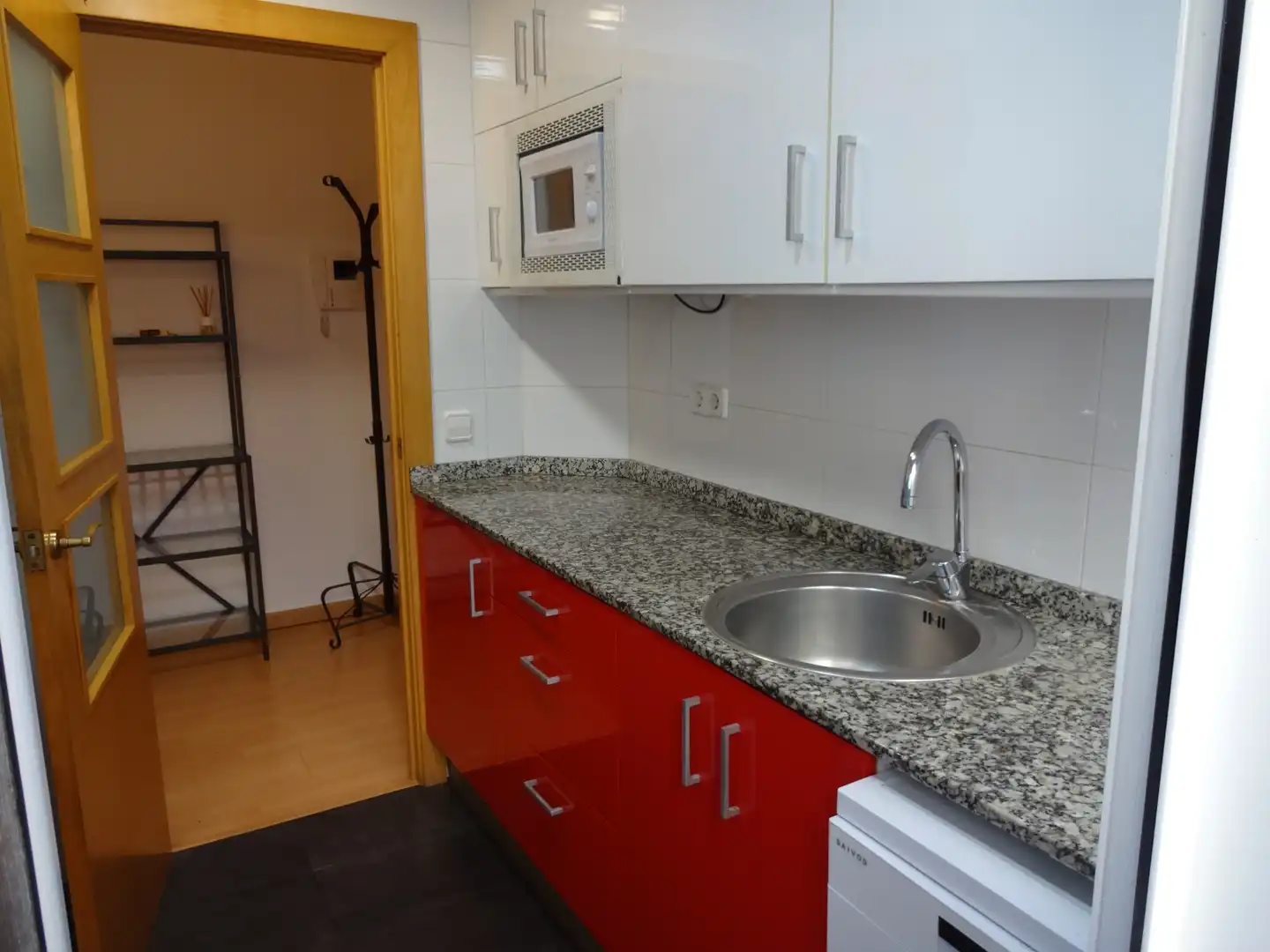 Küche von Wohnung zum Verkauf in Barcelona mit Terrasse, Ofen und Mikrowelle