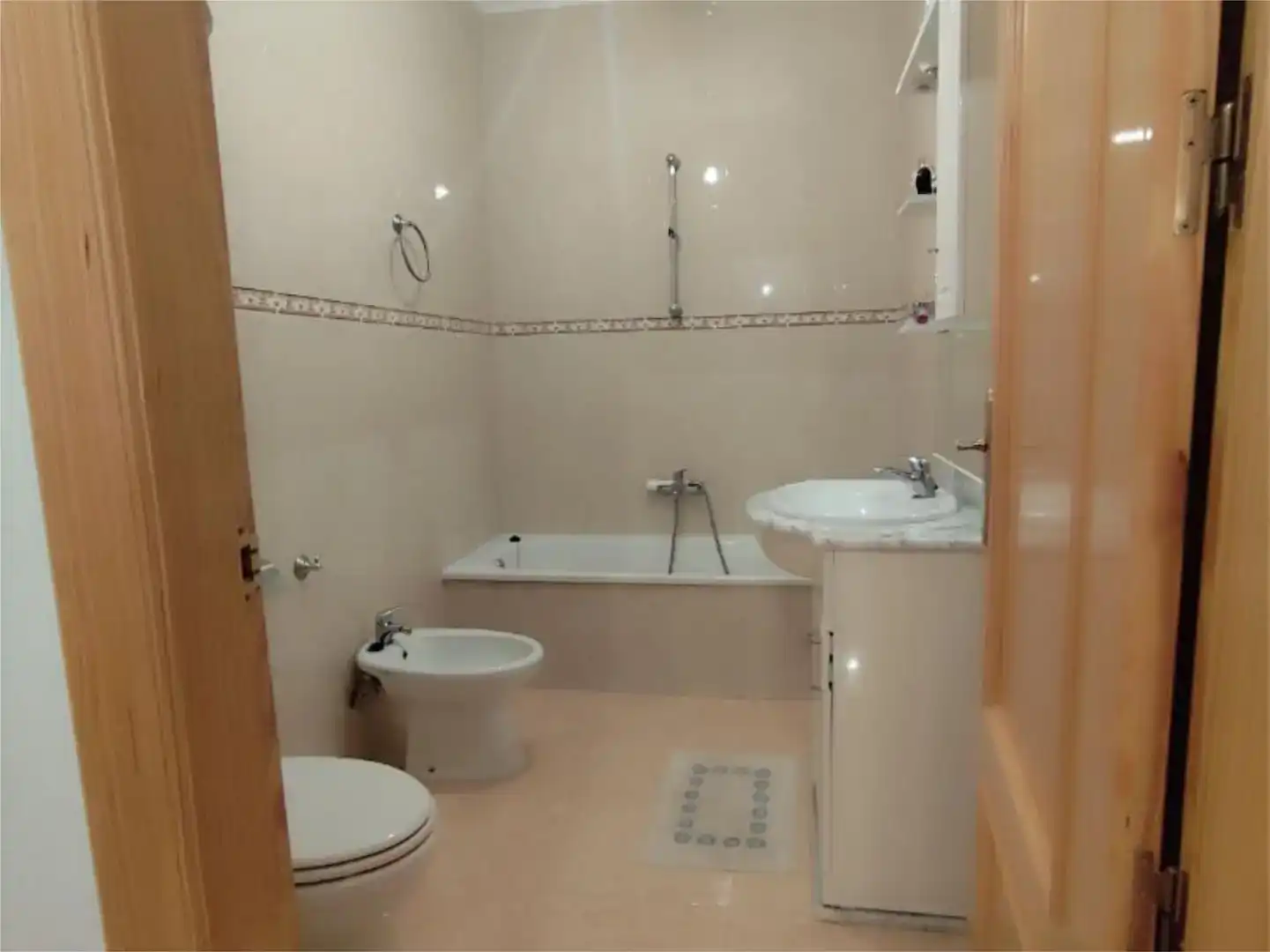 Baño de Piso en venta en Vianos con Trastero, Amueblado y Balcón