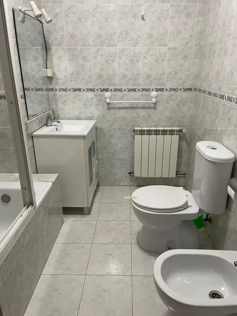 Bany de Pis en venda en Vigo  amb Calefacció, Traster i Balcó