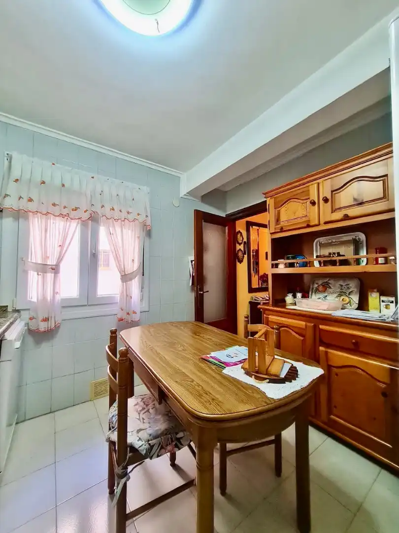 Cuina de Pis en venda en Gijón  amb Calefacció, Parquet i Moblat