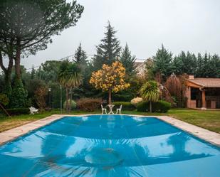 Piscina de Casa o xalet en venda en Becerril de la Sierra amb Aire condicionat, Terrassa i Piscina