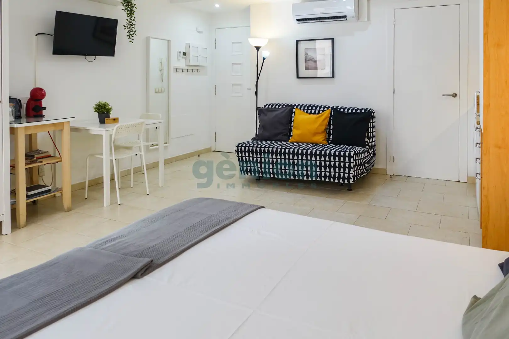 Dormitori de Apartament en venda en Girona amb Aire condicionat, Calefacció i Moblat