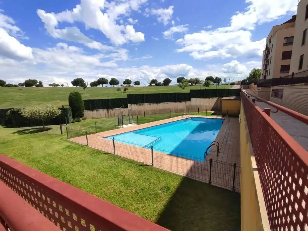 Piscina de Pis en venda en Portillejo - Valdegastea