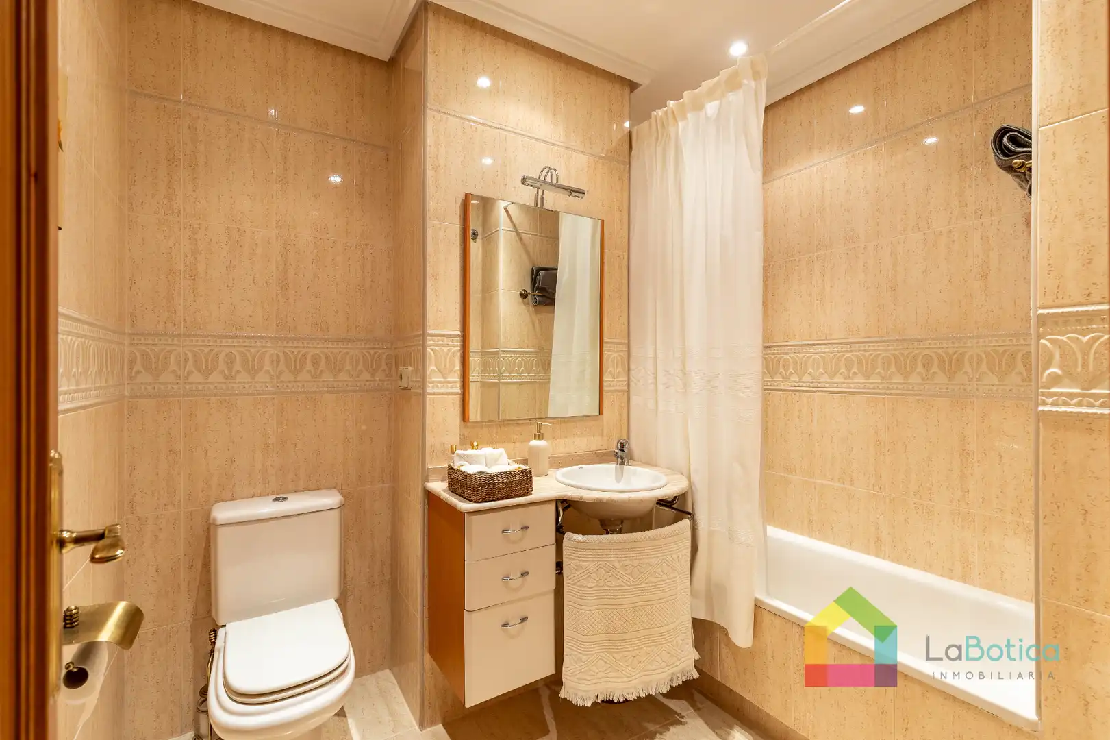 Bathroom of Flat for sale in Toledo  with Heating, Parquet flooring and Washing machine
