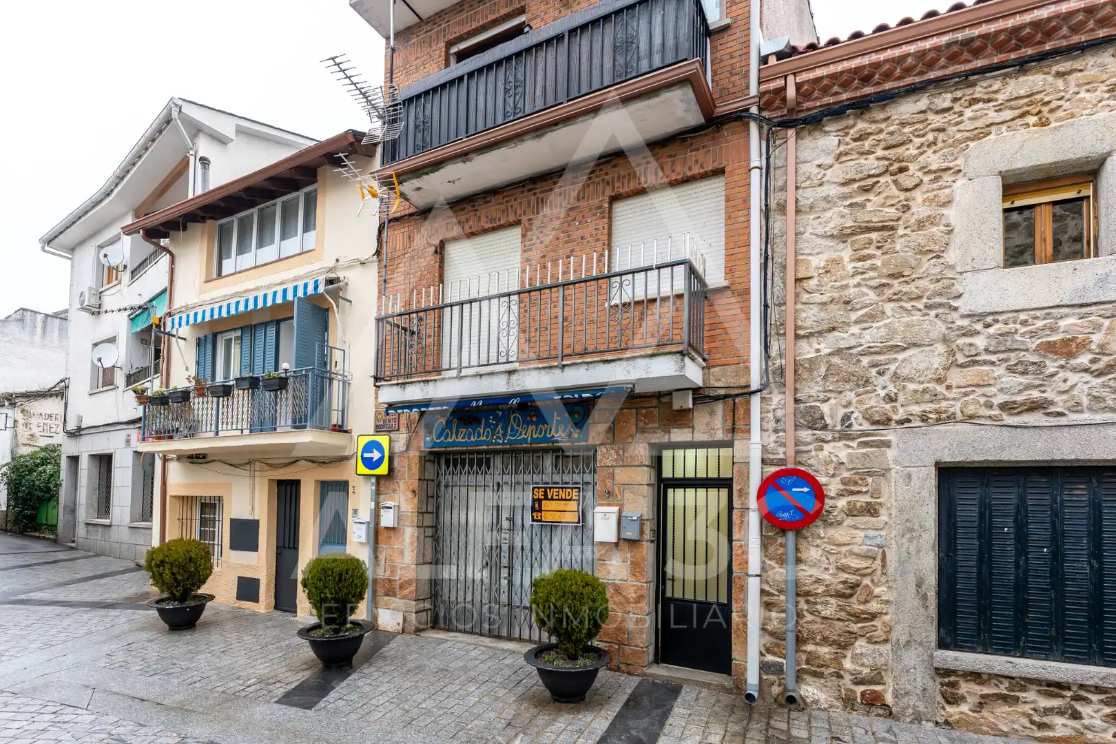 Außenansicht von Wohnung zum Verkauf in Miraflores de la Sierra mit Heizung, Terrasse und Ofen