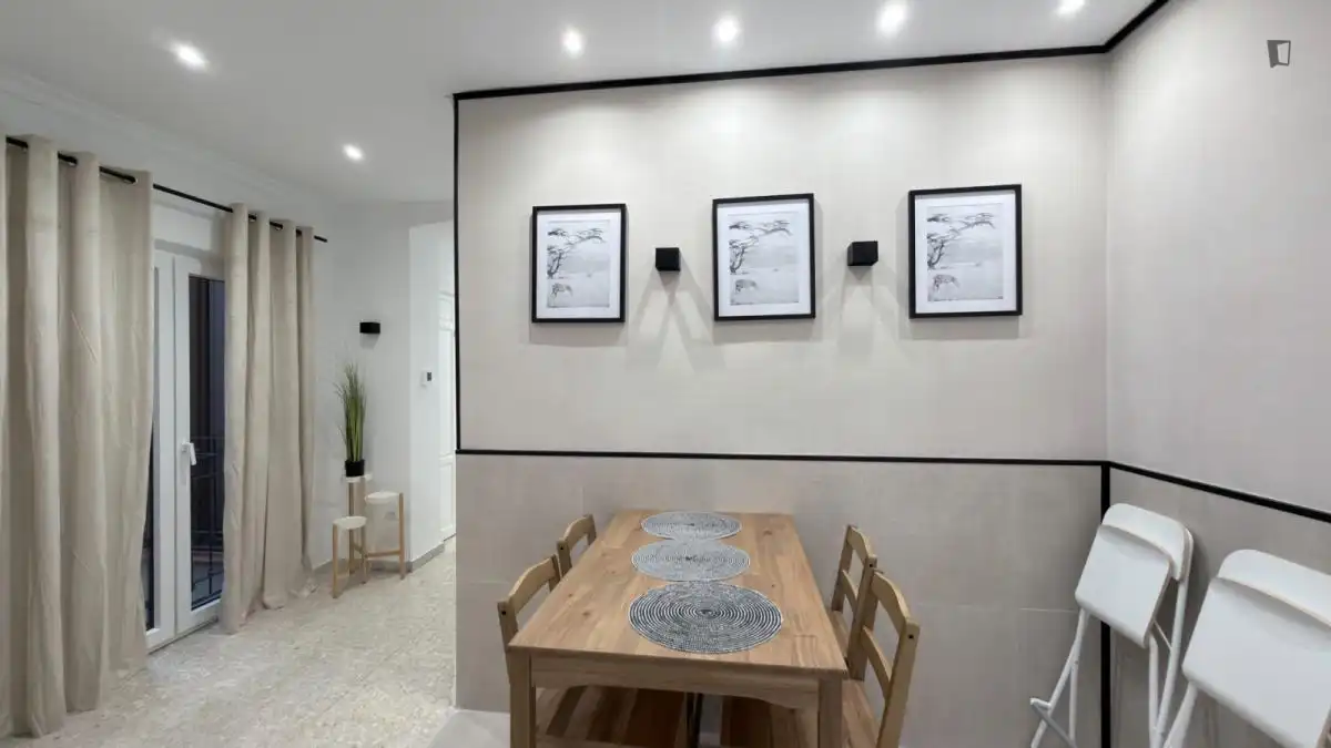 Menjador de Apartament per a compartir en Granada amb Moblat, Forn i Microones