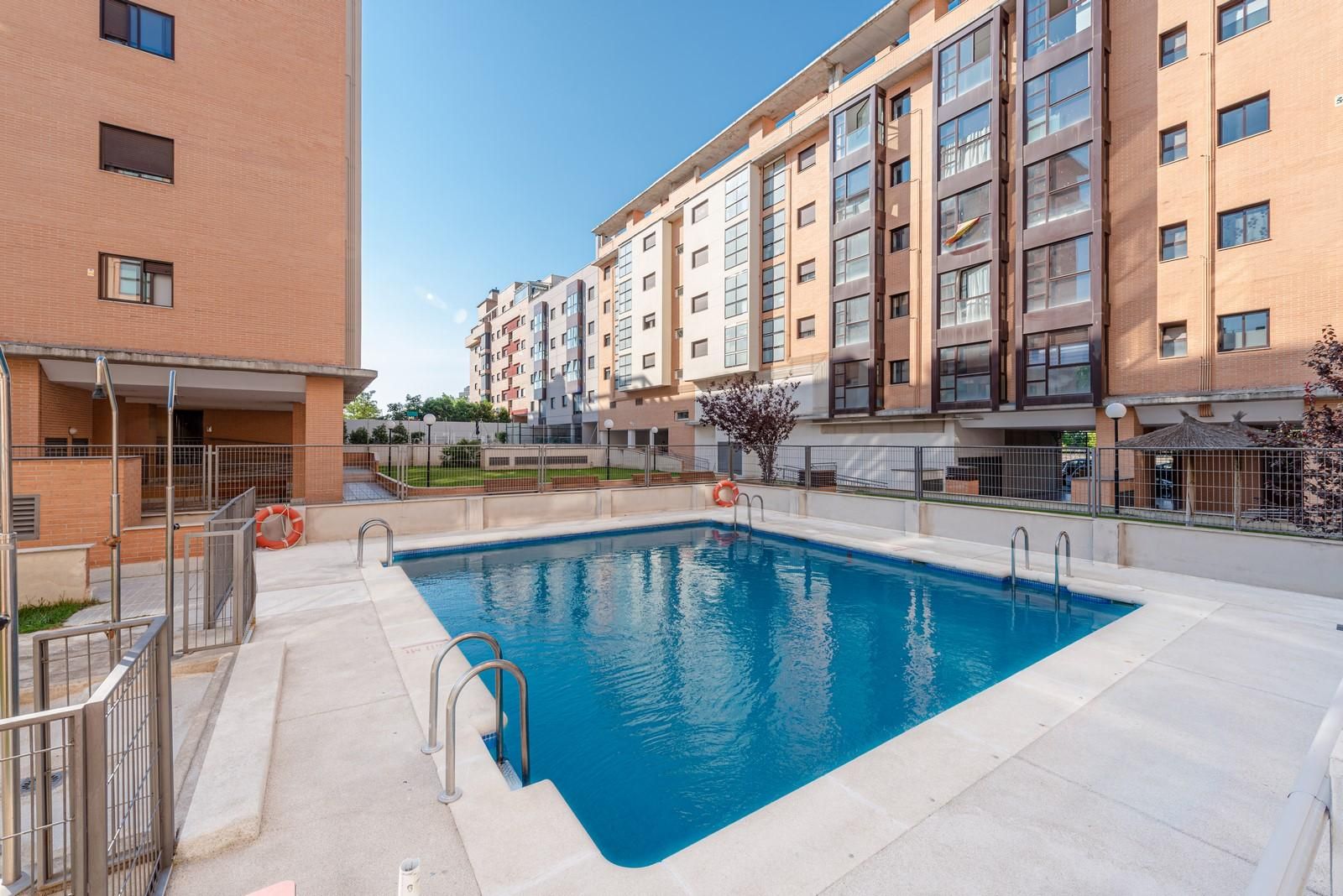 Piscina de Pis en venda en  Madrid Capital amb Parquet