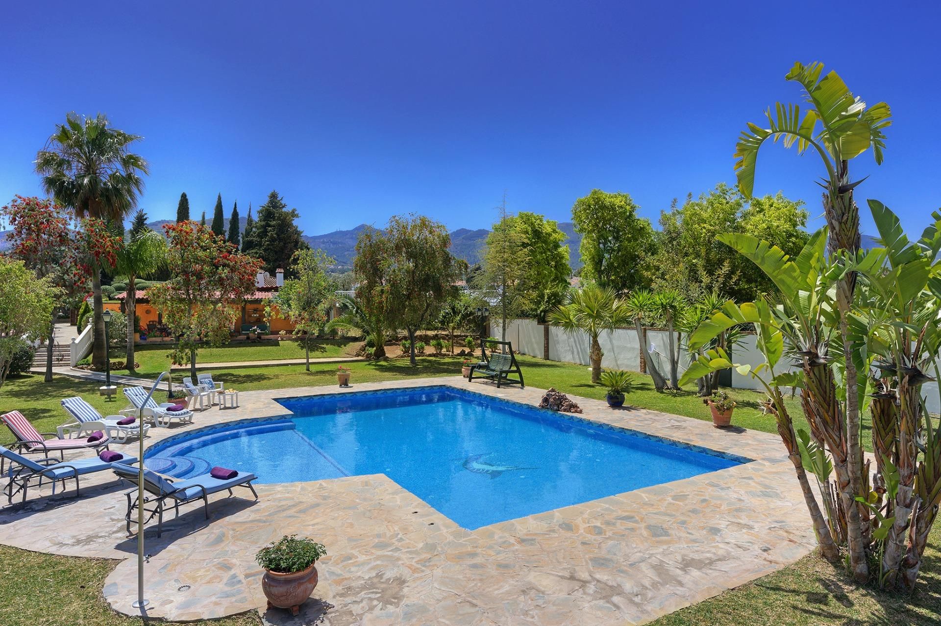 Piscina de Casa o xalet en venda en Alhaurín de la Torre amb Aire condicionat, Calefacció i Jardí privat