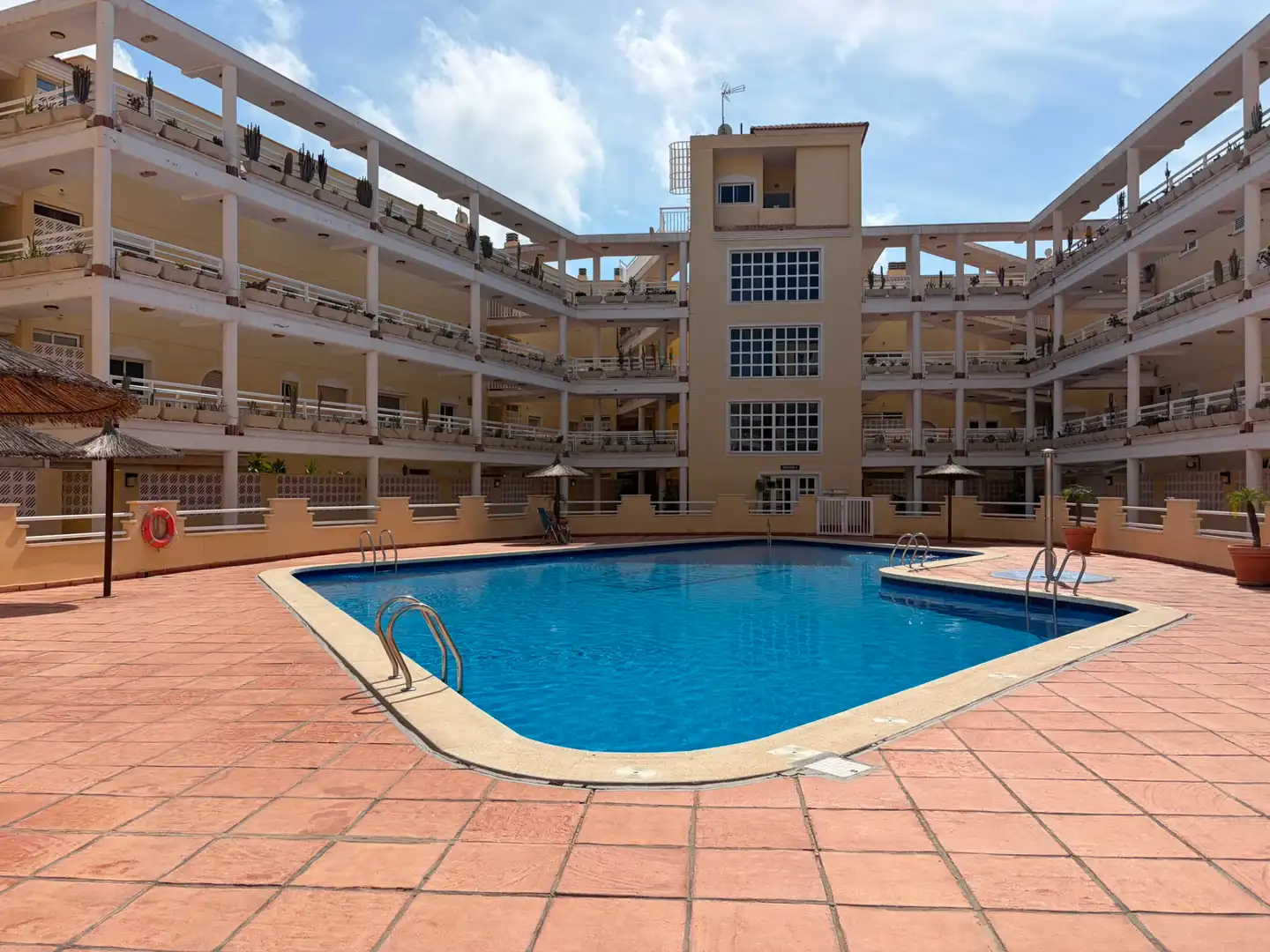 Appartement compact avec terrasse à louer à Avenida de las Adelfas 2