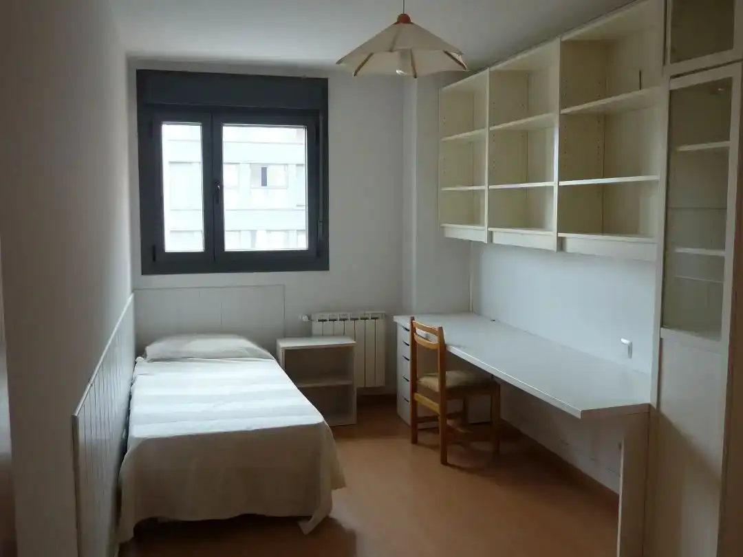 Bedroom of Flat for share in Urbanizaciones