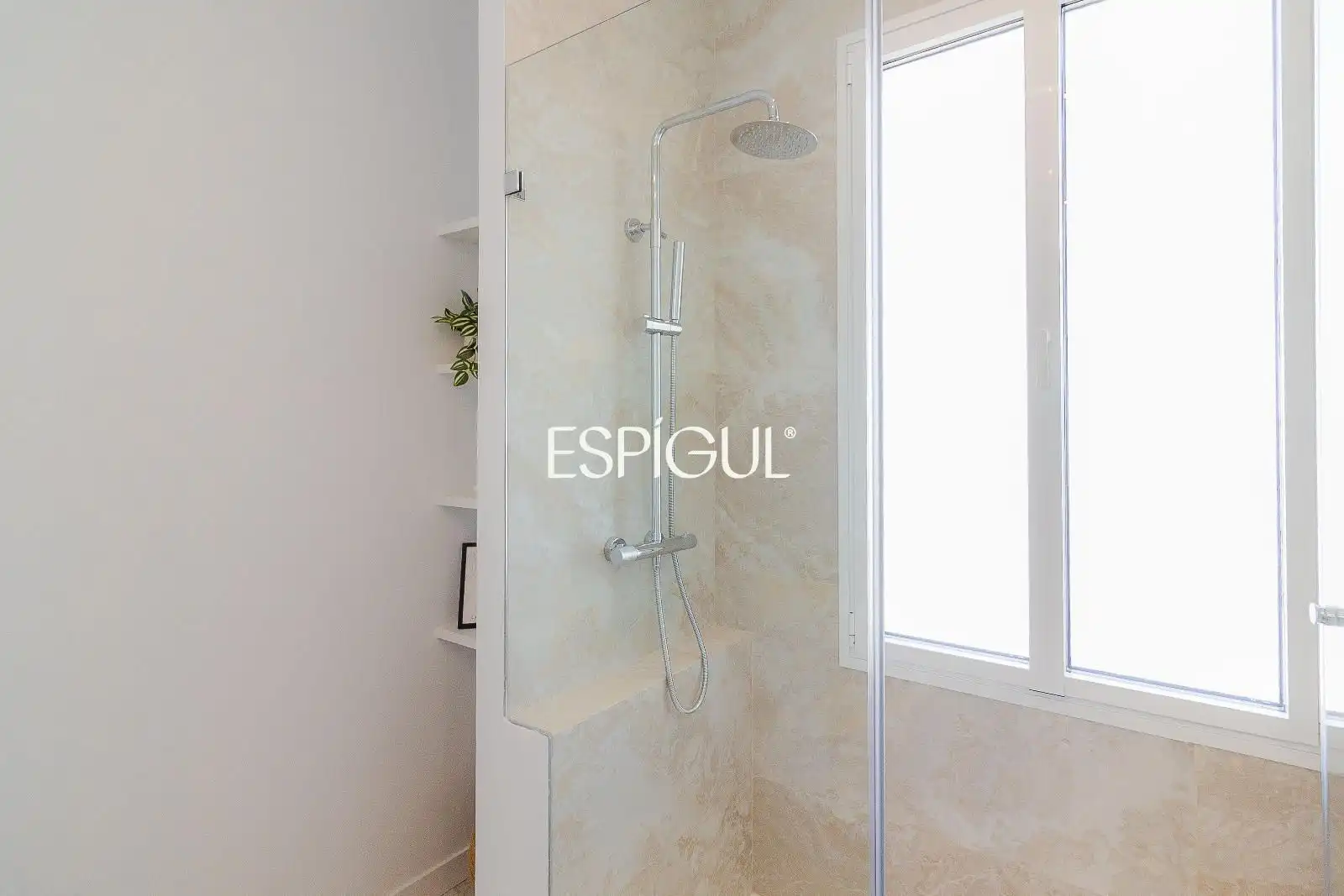 Badezimmer von Dachboden zum Verkauf in Madrid mit Klimaanlage, Heizung und Terrasse