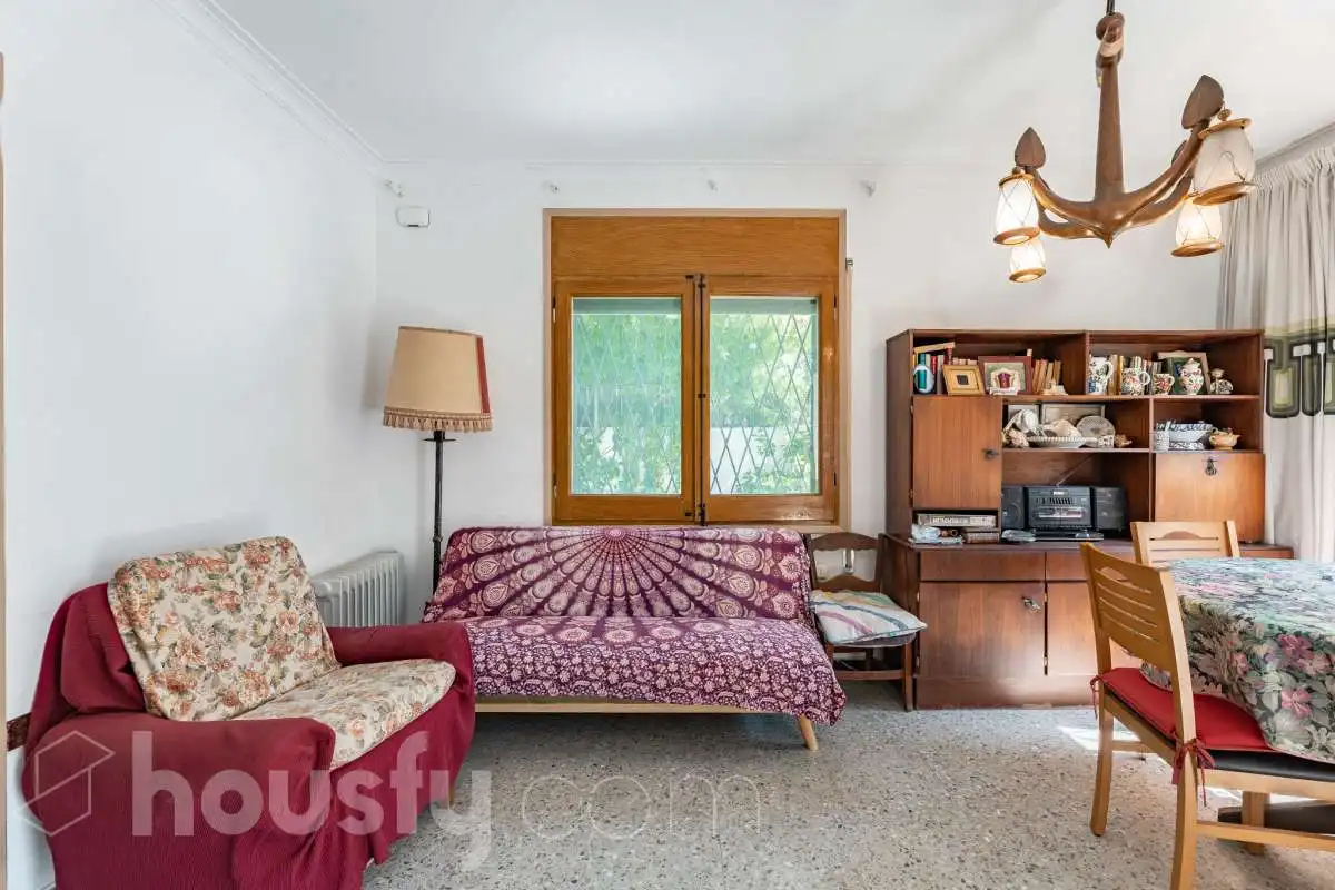 Sala d'estar de Casa o xalet en venda en Castelldefels amb Jardí privat, Terrassa i Traster